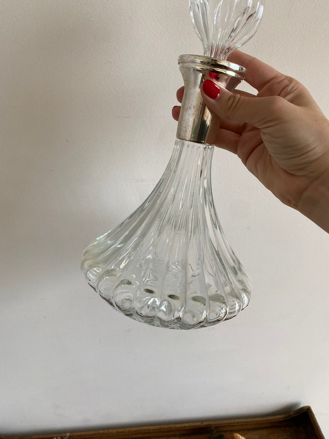 Carafe en verre moulé base large