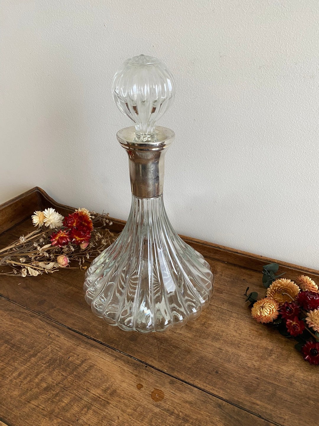 Carafe en verre moulé base large