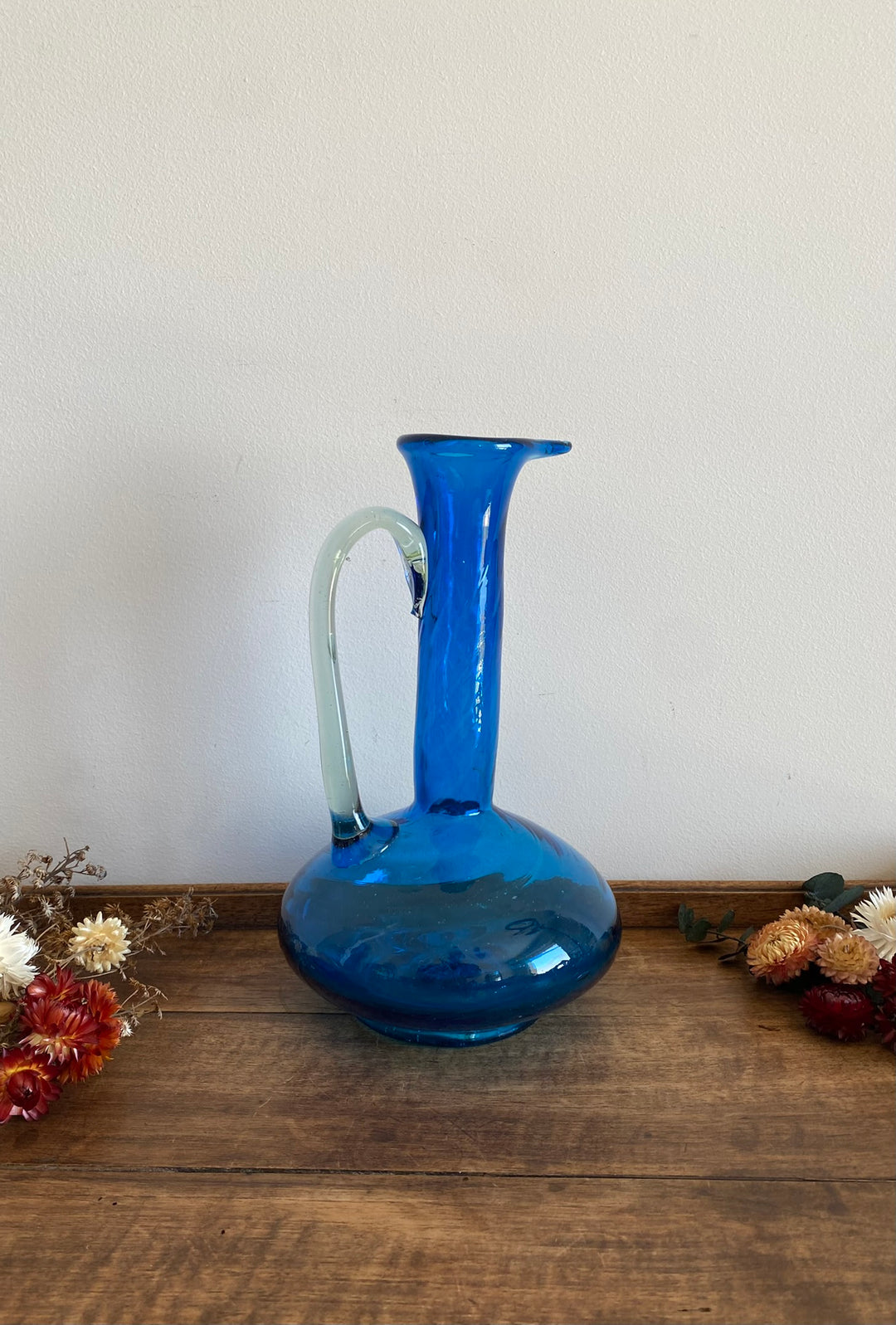 Cruche bleue en verre avec anse transparente