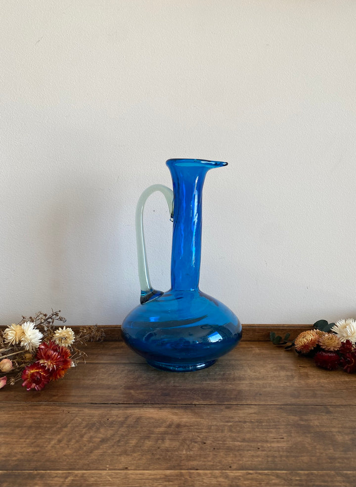 Cruche bleue en verre avec anse transparente