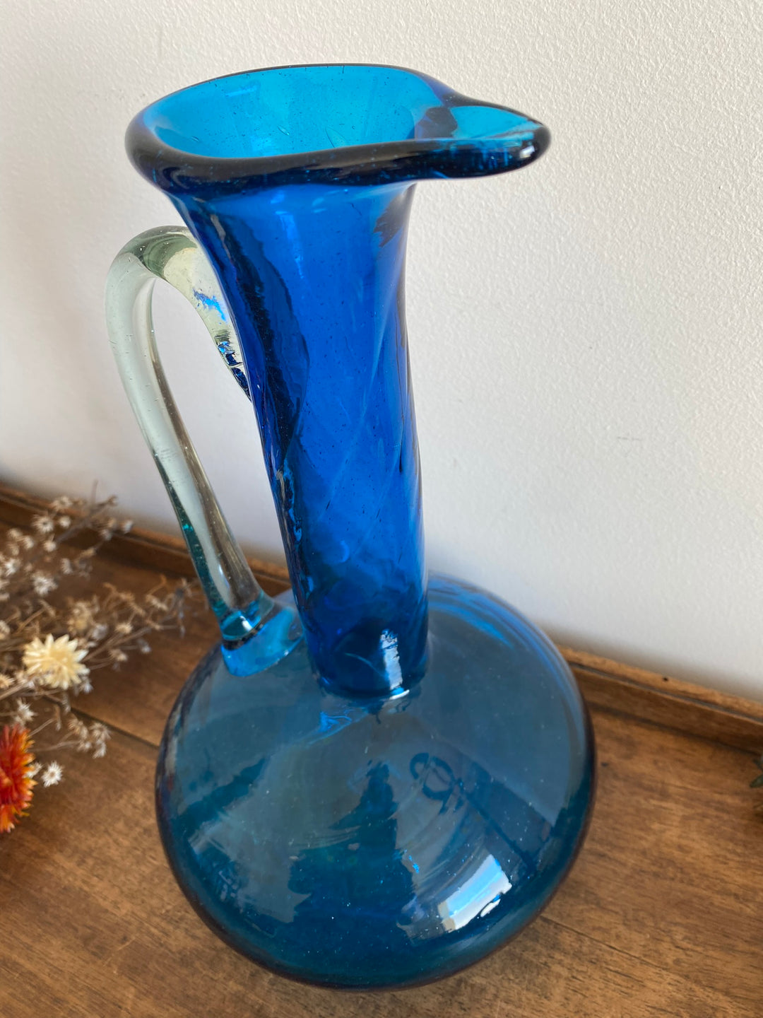 Cruche bleue en verre avec anse transparente