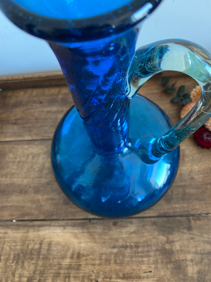 Cruche bleue en verre avec anse transparente