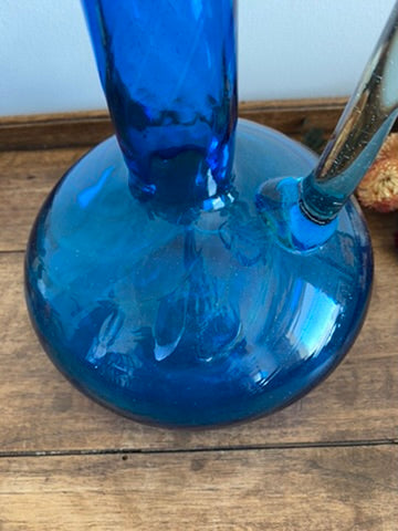 Cruche bleue en verre avec anse transparente