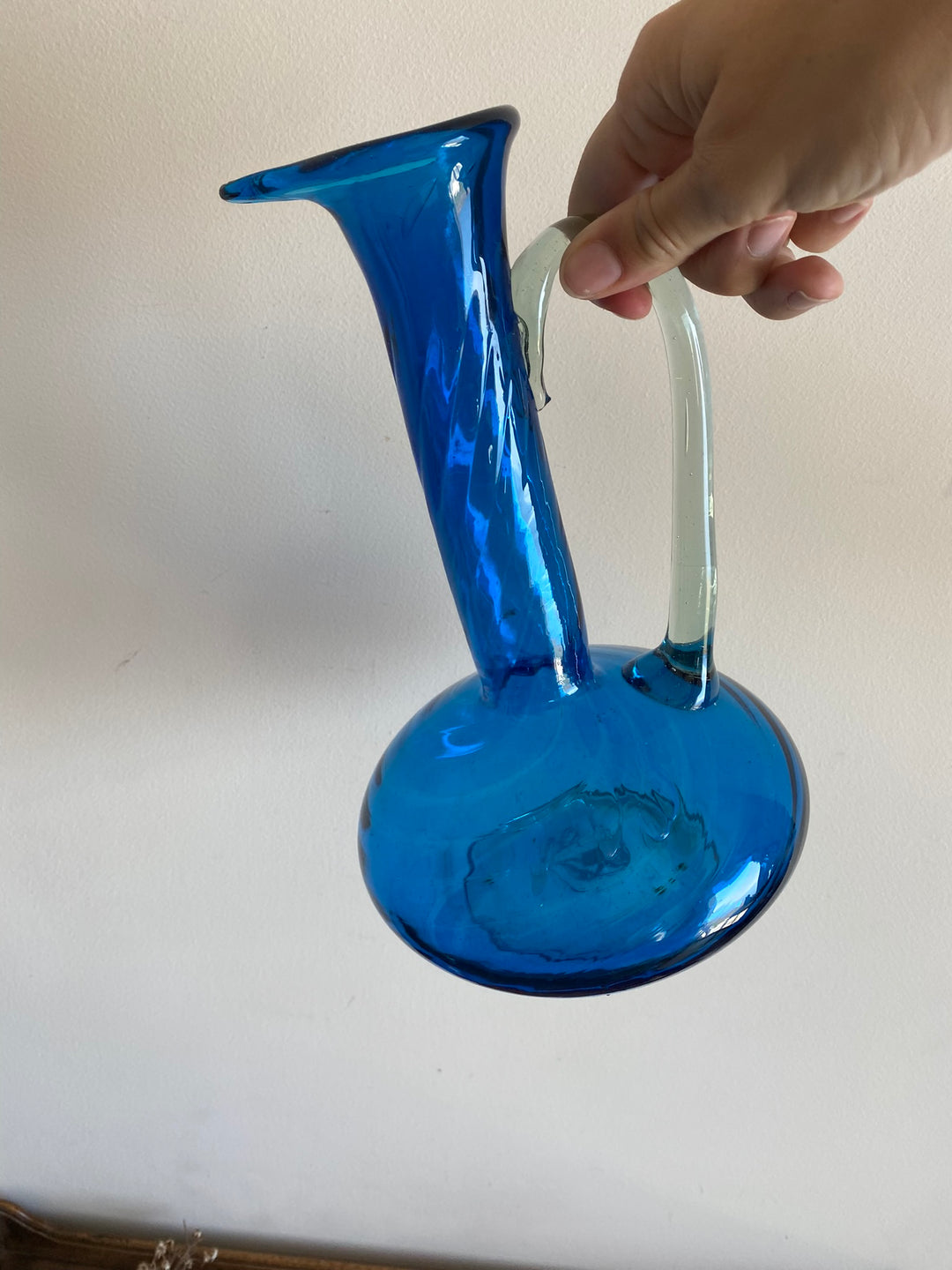 Cruche bleue en verre avec anse transparente