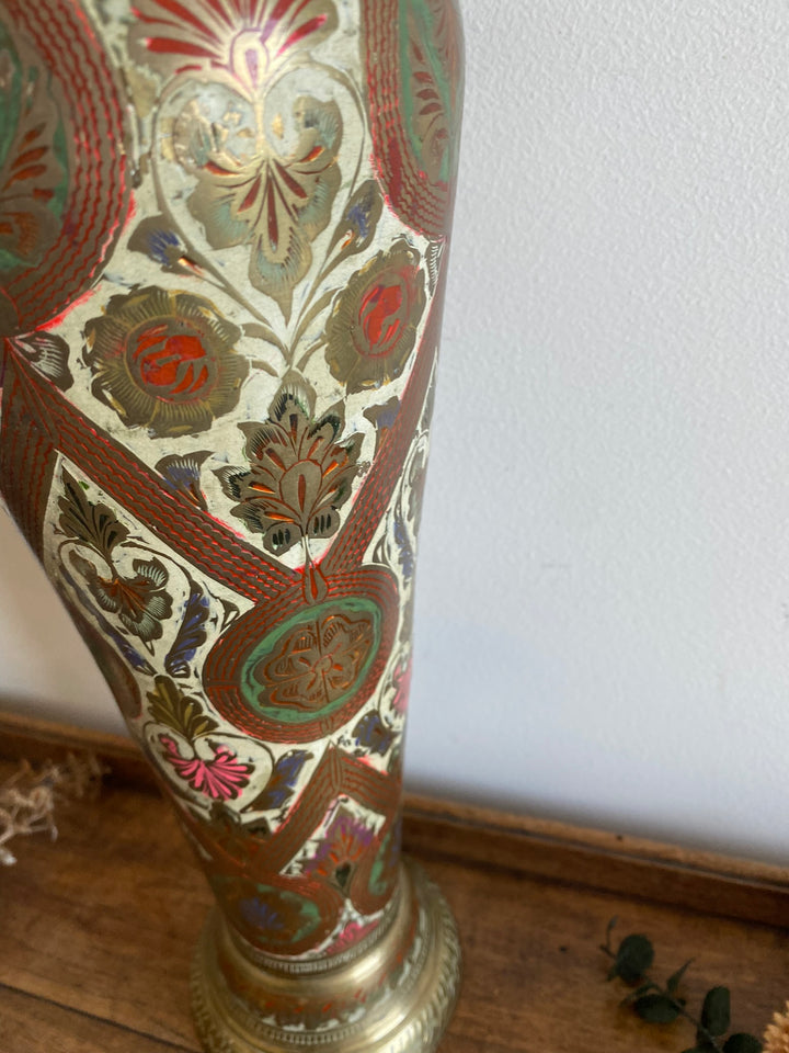Vase en laiton motifs floraux peints style oriental