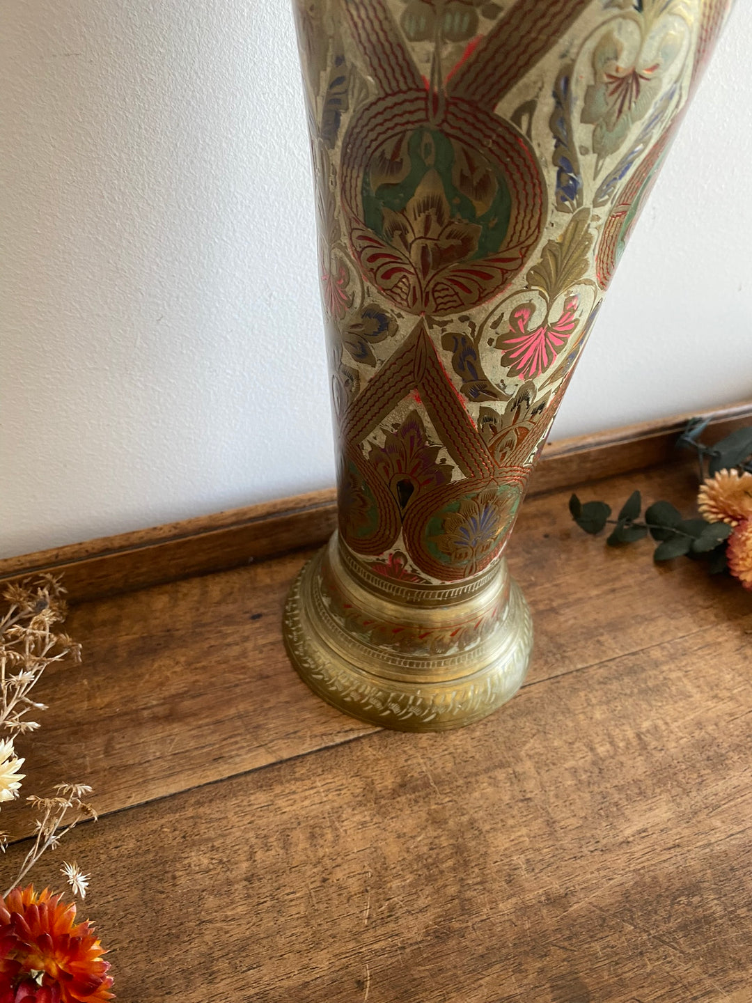 Vase en laiton motifs floraux peints style oriental
