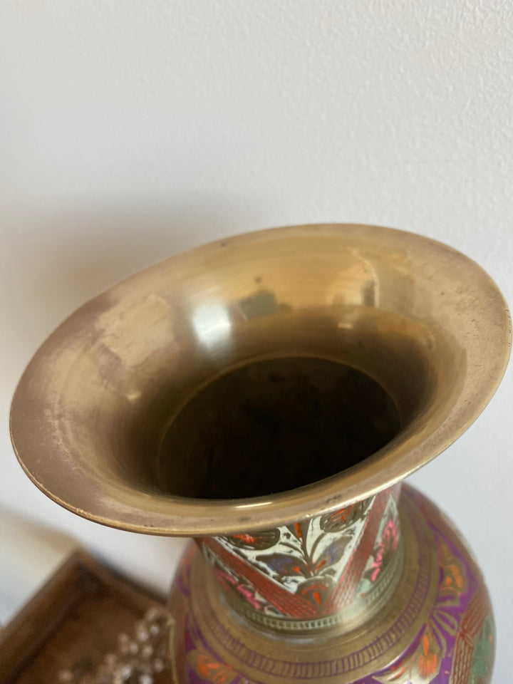 Vase en laiton motifs floraux peints style oriental