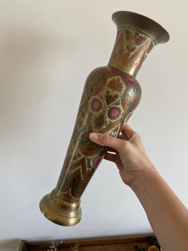Vase en laiton motifs floraux peints style oriental
