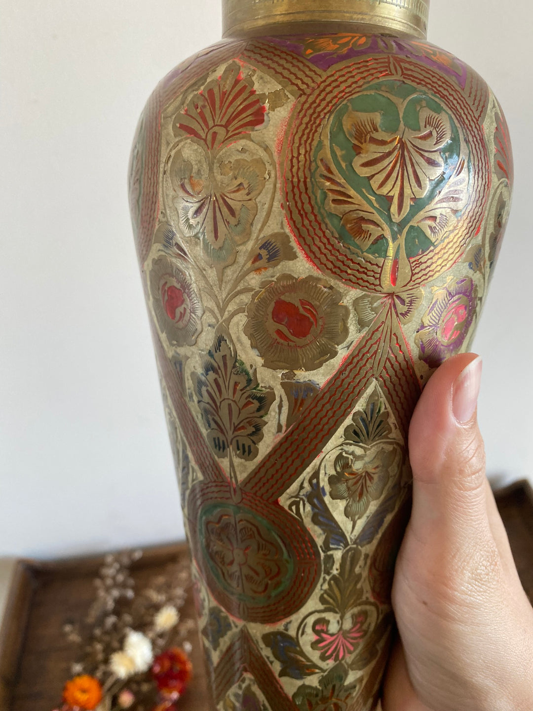 Vase en laiton motifs floraux peints style oriental