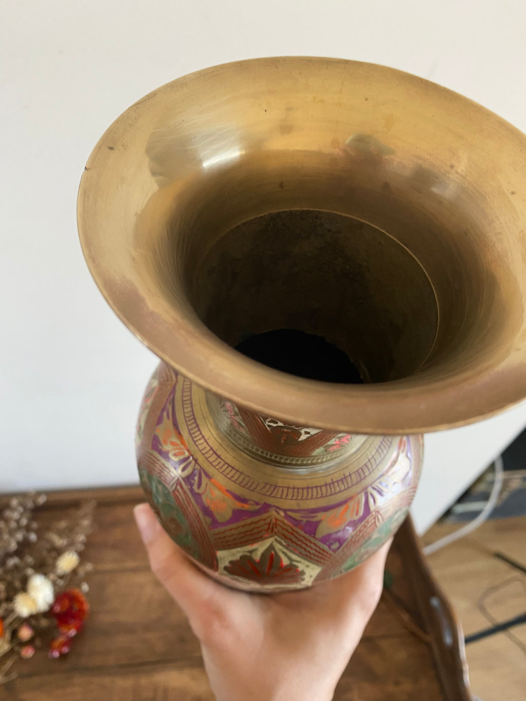 Vase en laiton motifs floraux peints style oriental