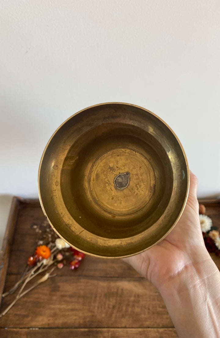 Vase en laiton motifs floraux peints style oriental