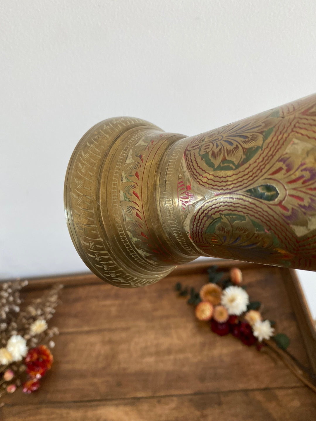 Vase en laiton motifs floraux peints style oriental
