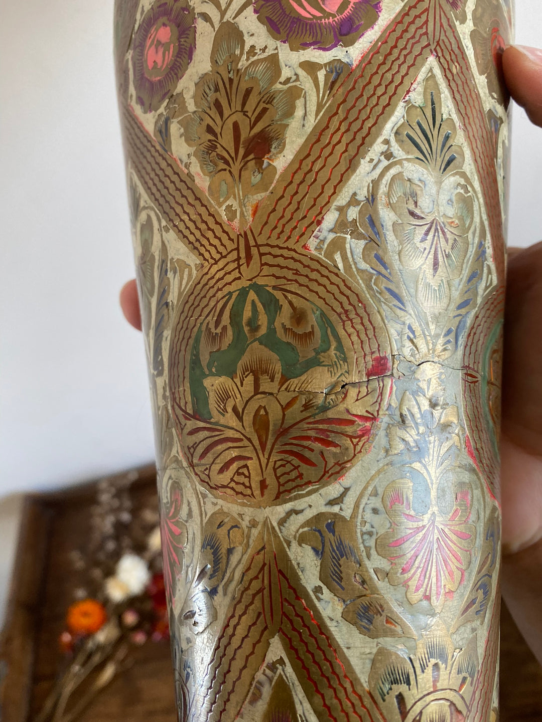 Vase en laiton motifs floraux peints style oriental