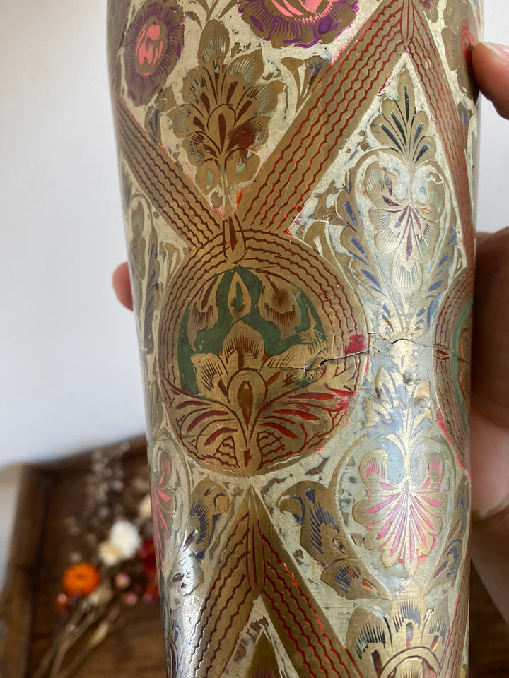 Vase en laiton motifs floraux peints style oriental