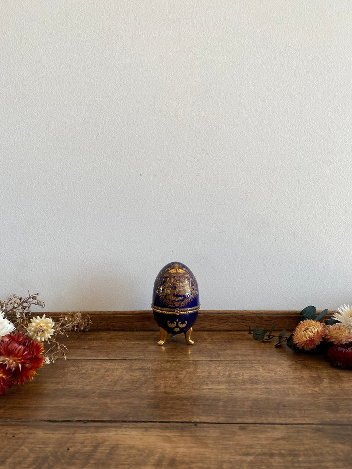 Oeuf en porcelaine sur pieds bleu marine et doré