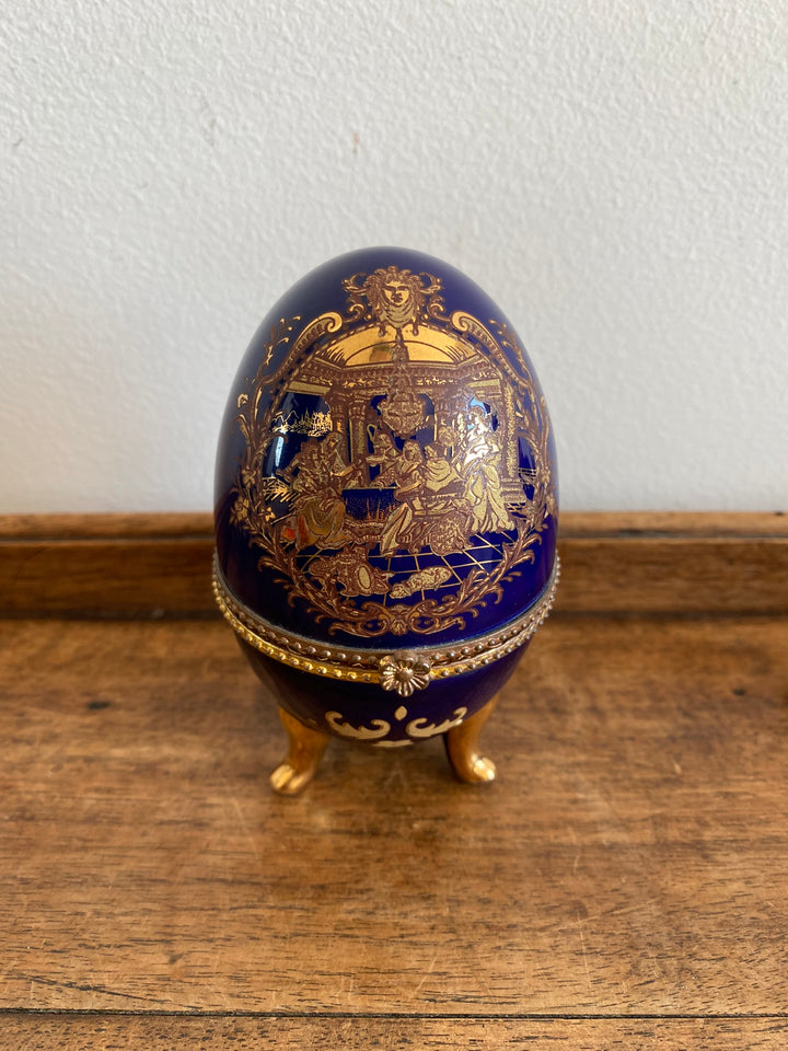 Oeuf en porcelaine sur pieds bleu marine et doré