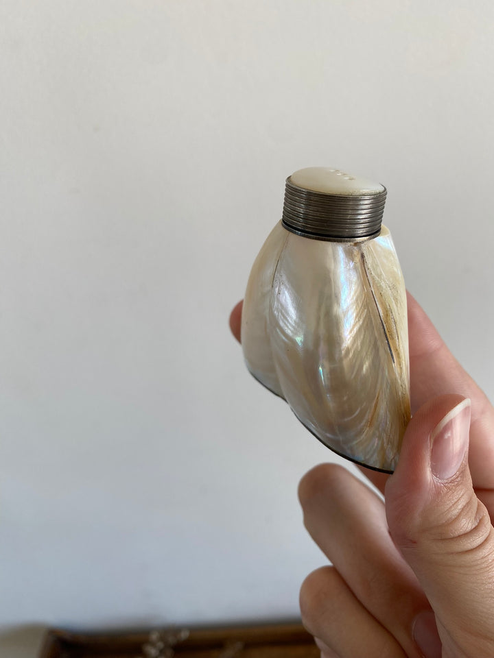 Salière et poivrière en nacre