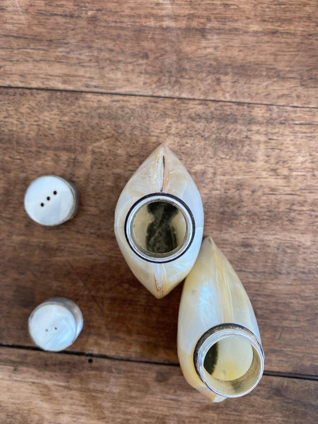 Salière et poivrière en nacre