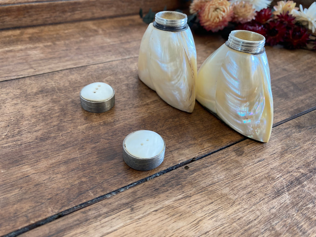 Salière et poivrière en nacre