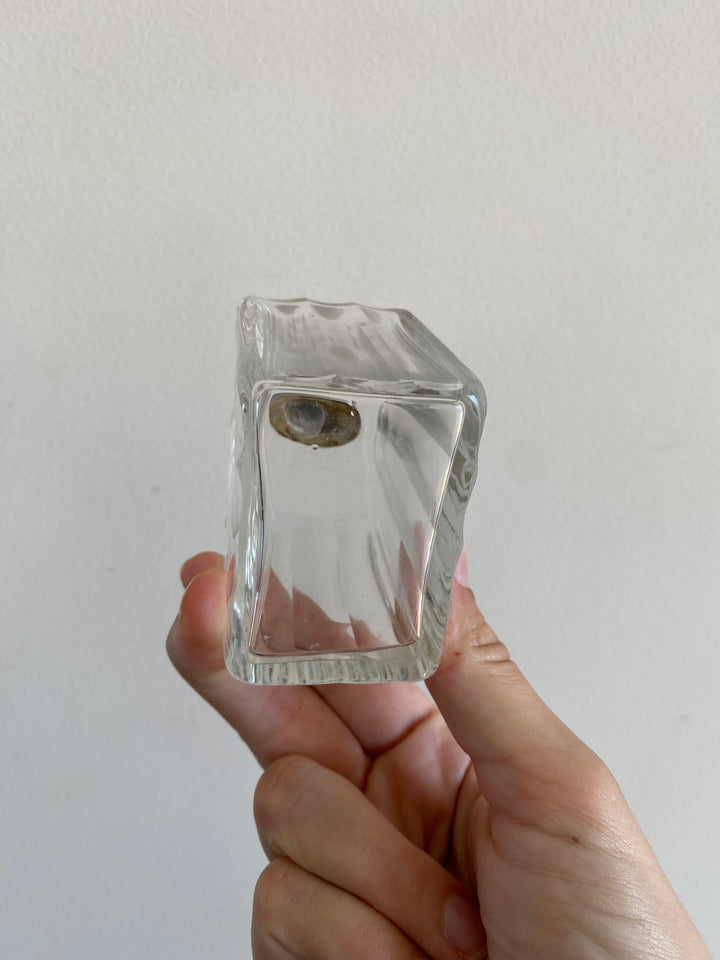 Flacon en verre avec son bouchon en métal argenté