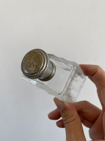 Flacon en verre avec son bouchon en métal argenté