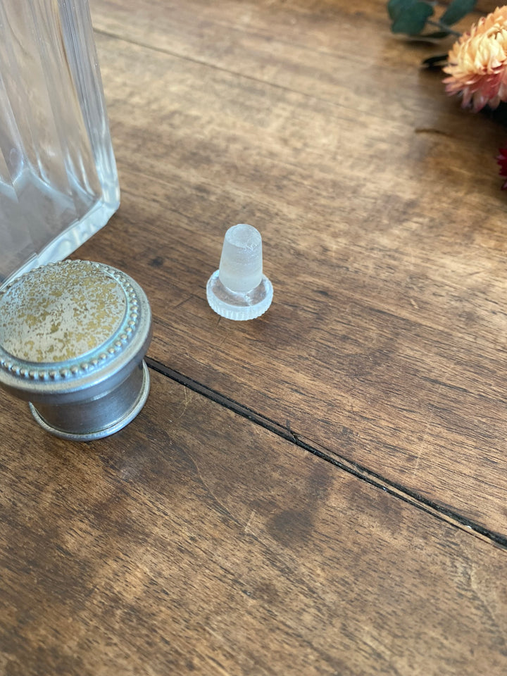 Flacon en verre avec son bouchon en métal argenté