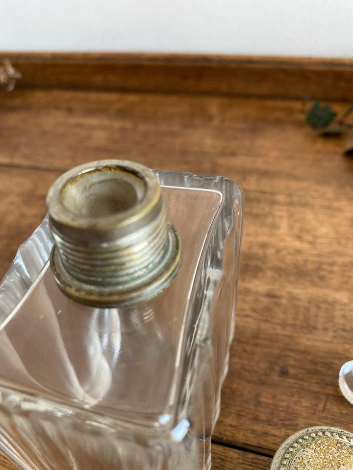 Flacon en verre avec son bouchon en métal argenté