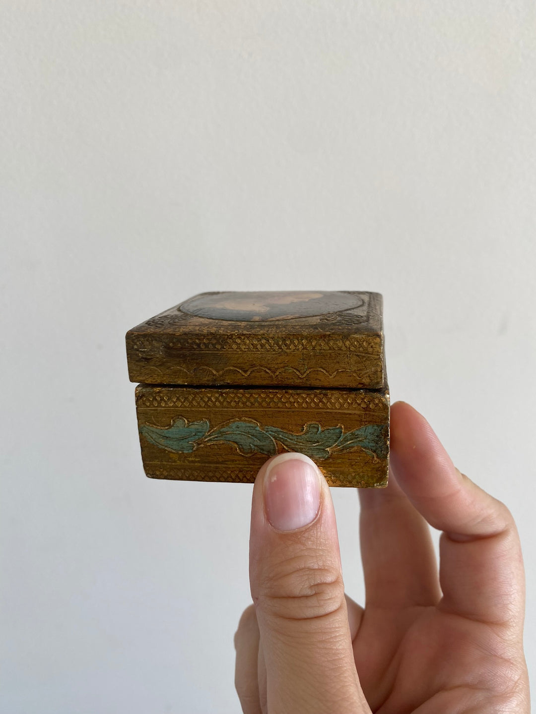 Boîte carrée en bois doré style florentin taille S