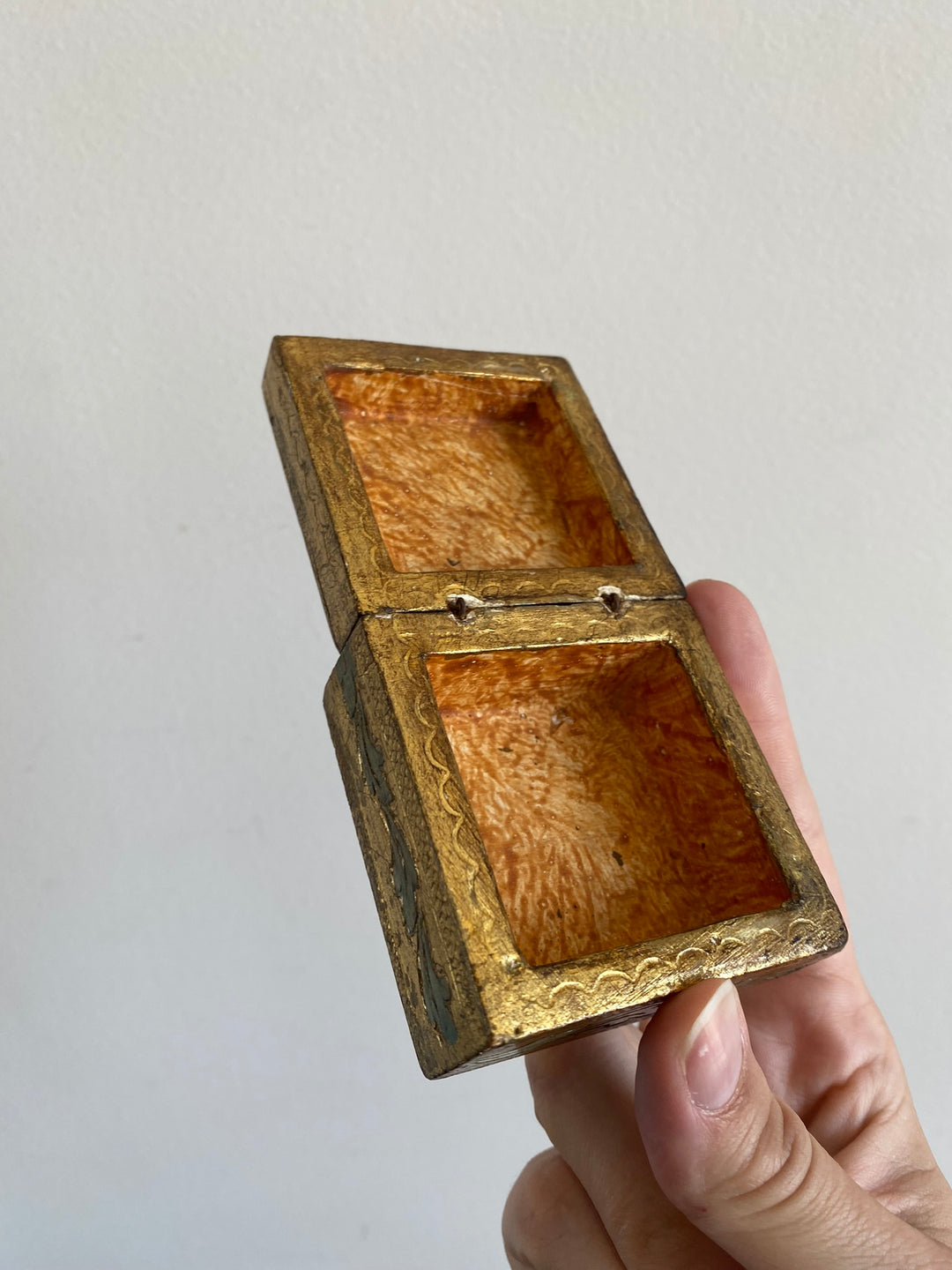 Boîte carrée en bois doré style florentin taille S