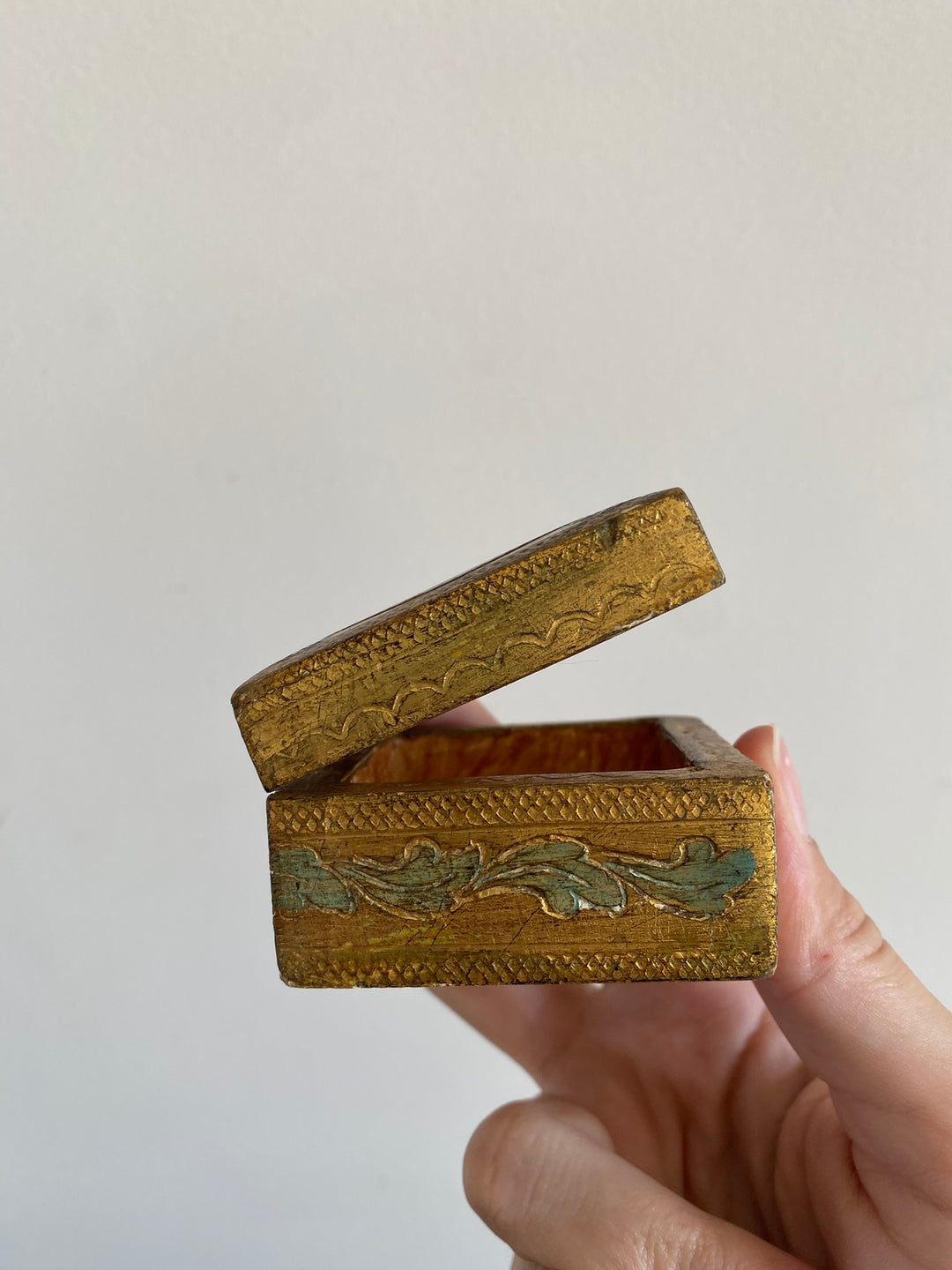 Boîte carrée en bois doré style florentin taille S