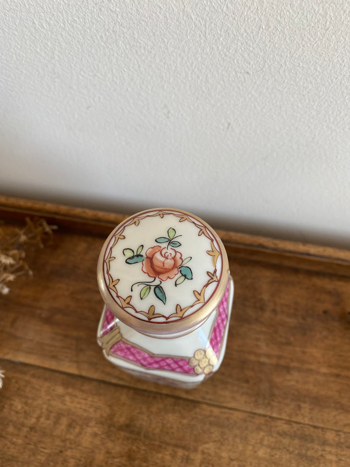 Flacon en porcelaine à fleurs