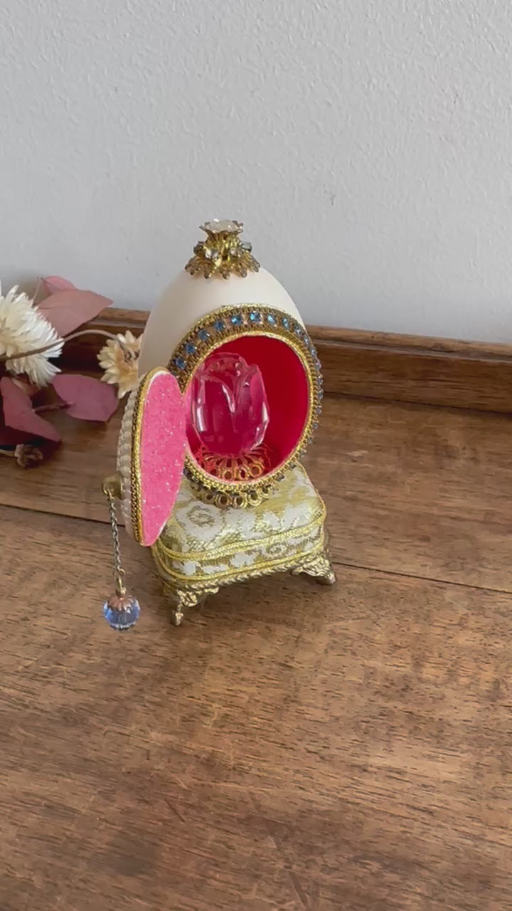 Oeuf perlé boîte à musique sur socle doré