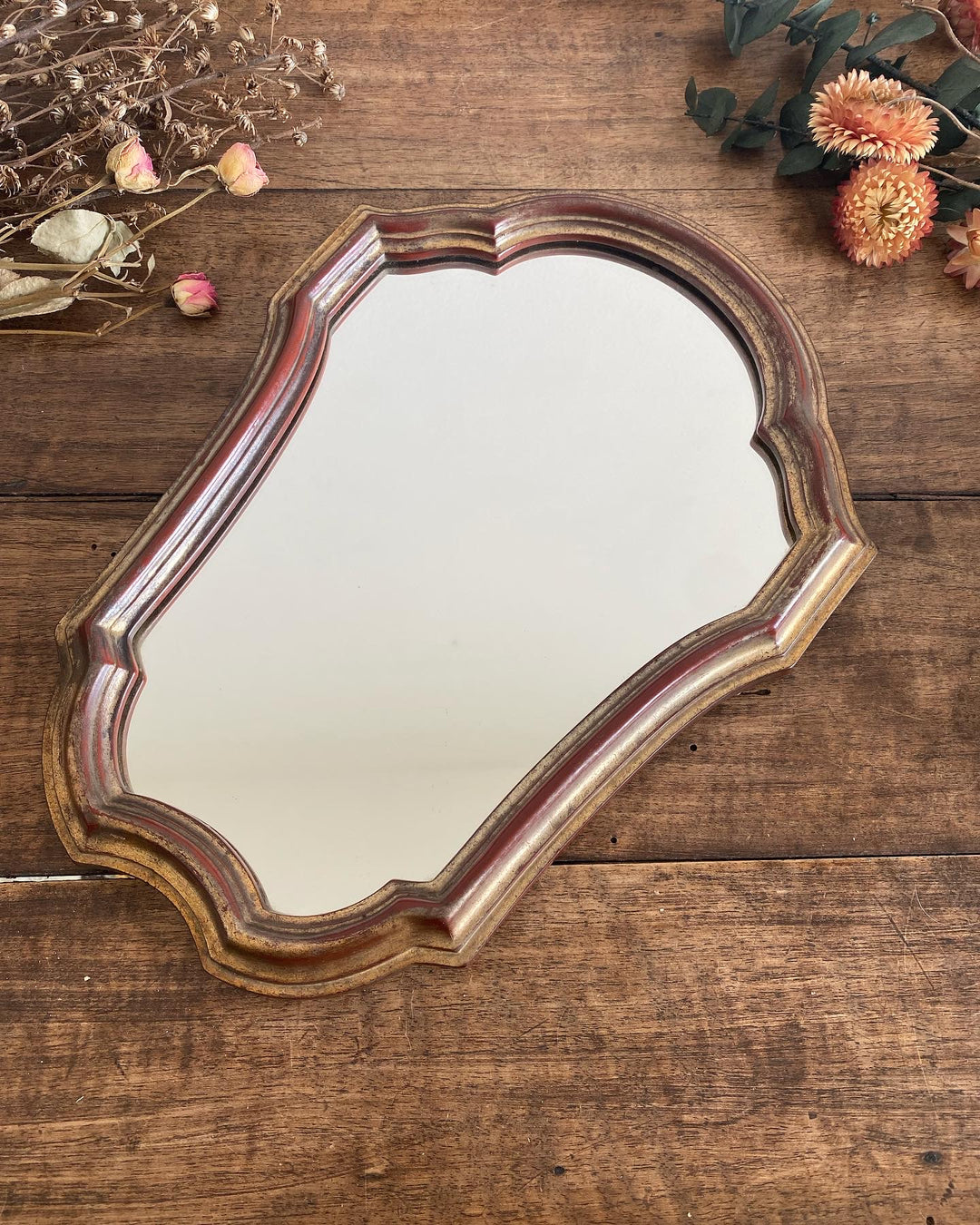 Miroir aux formes chantournées en bois doré