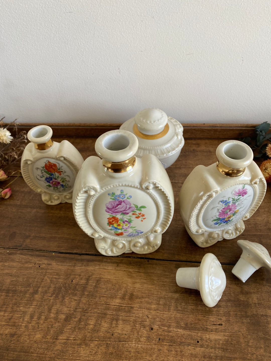 Flacons de salle de bain en porcelaine décoration florale moulures