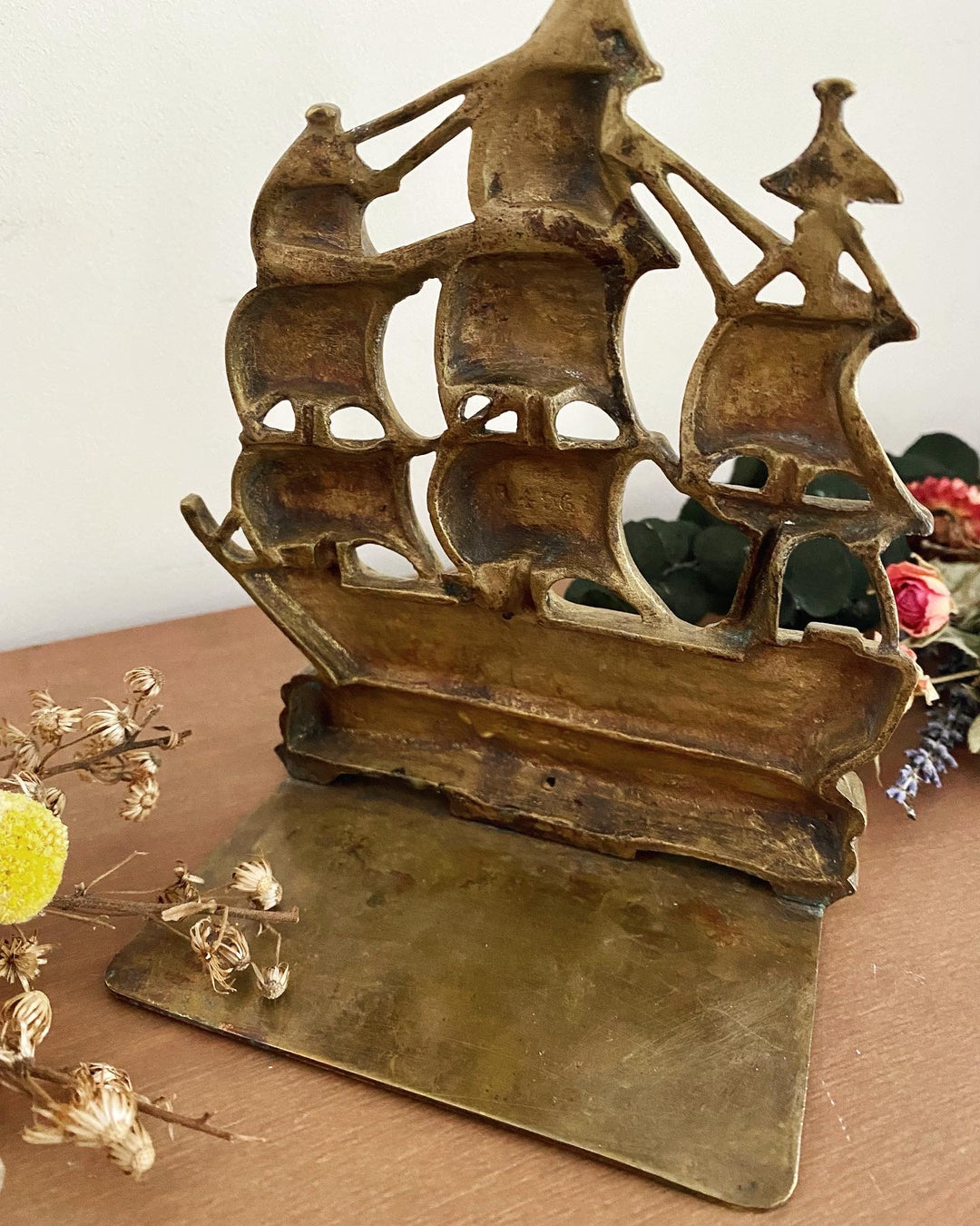 Serre-livre bateau vintage en laiton