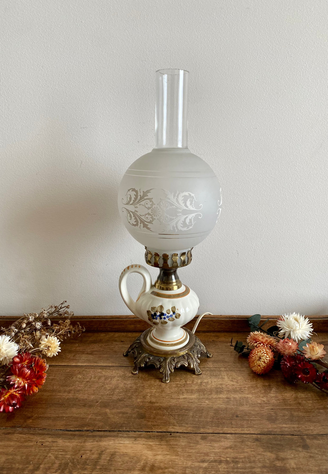 Lampe à pétrole verre fumé et porcelaine fleurie