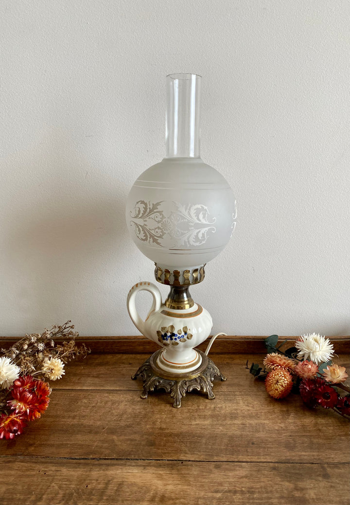 Lampe à pétrole verre fumé et porcelaine fleurie