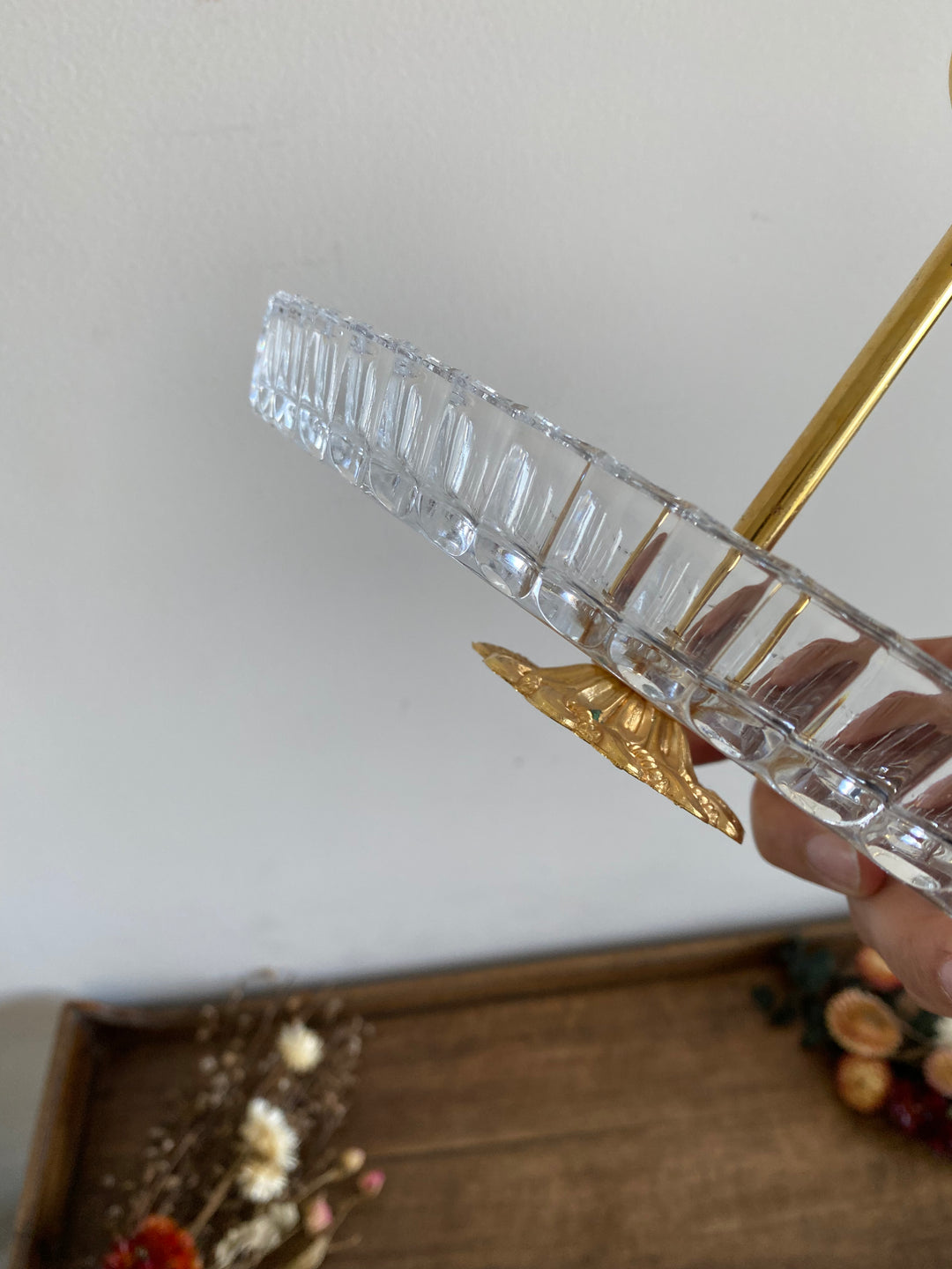 Ramequin en verre taillé et anse dorée