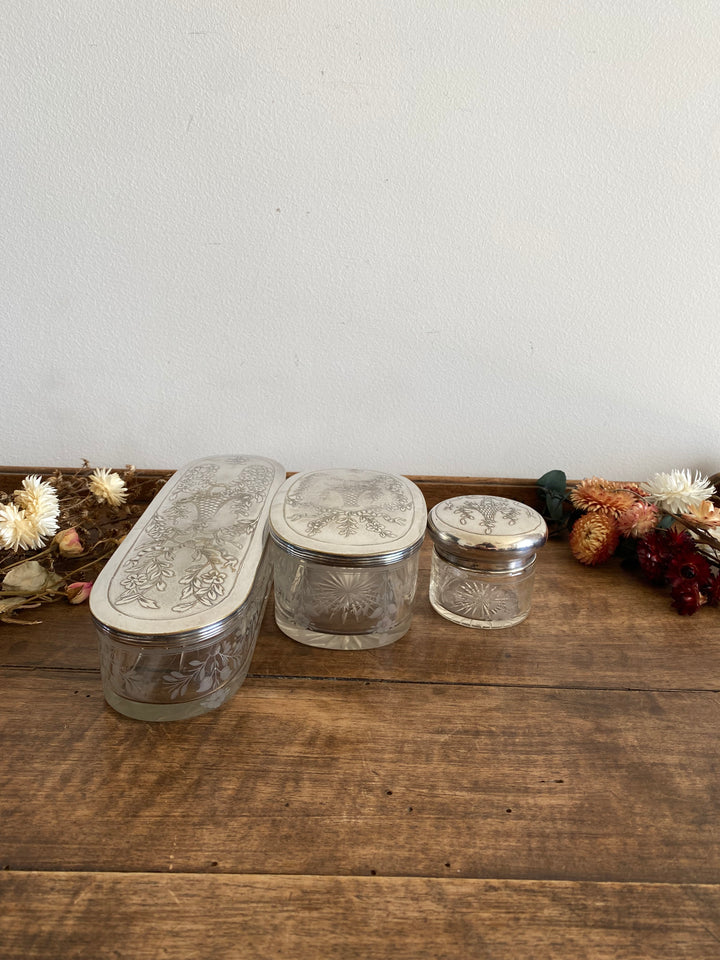 Éléments de toilette ciselé et bouchon métal argenté