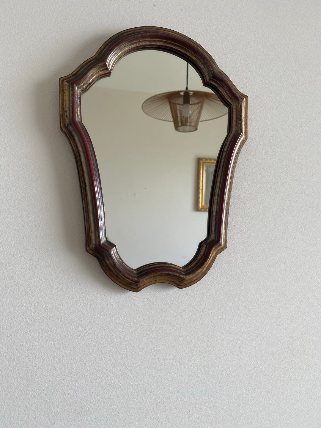 Miroir aux formes chantournées en bois doré