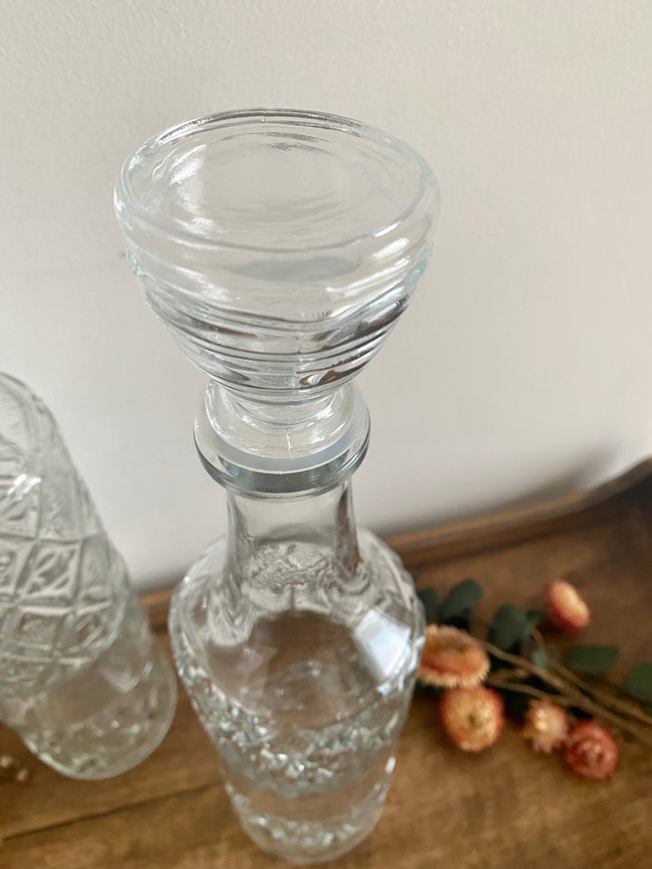 Bouteilles à liqueur vintage en verre travaillé