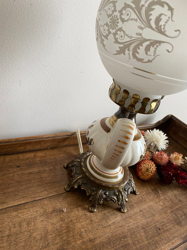 Lampe à pétrole verre fumé et porcelaine fleurie