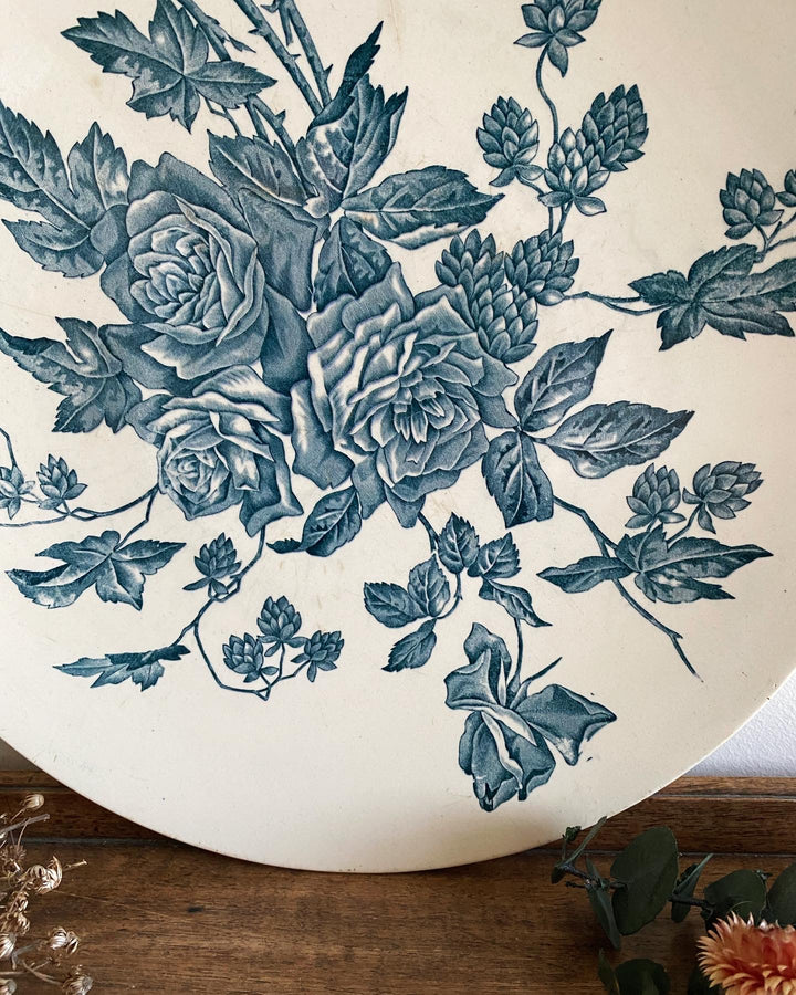 Plat en faïence Terre de Fer Longchamp Collection Rose motif roses bleues