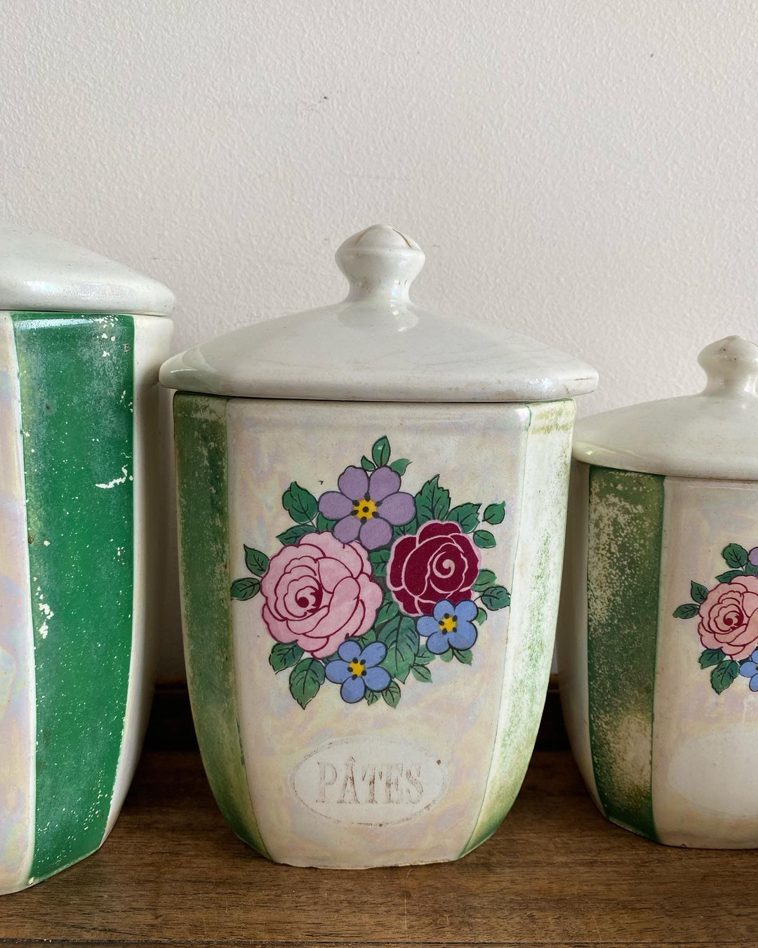 Pots de cuisine décoratifs à motifs fleuris en faïence signés Czechoslovakia.