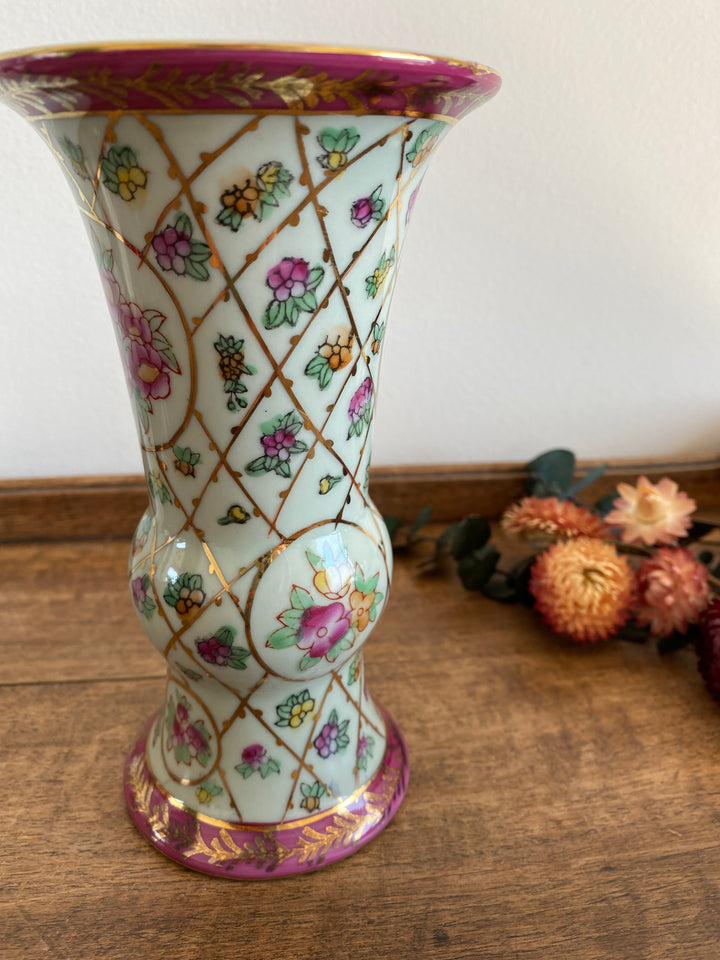 Vase en porcelaine et flacon en opaline blanche
