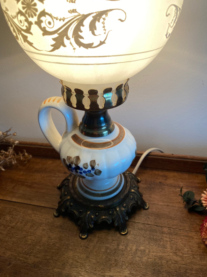 Lampe à pétrole verre fumé et porcelaine fleurie