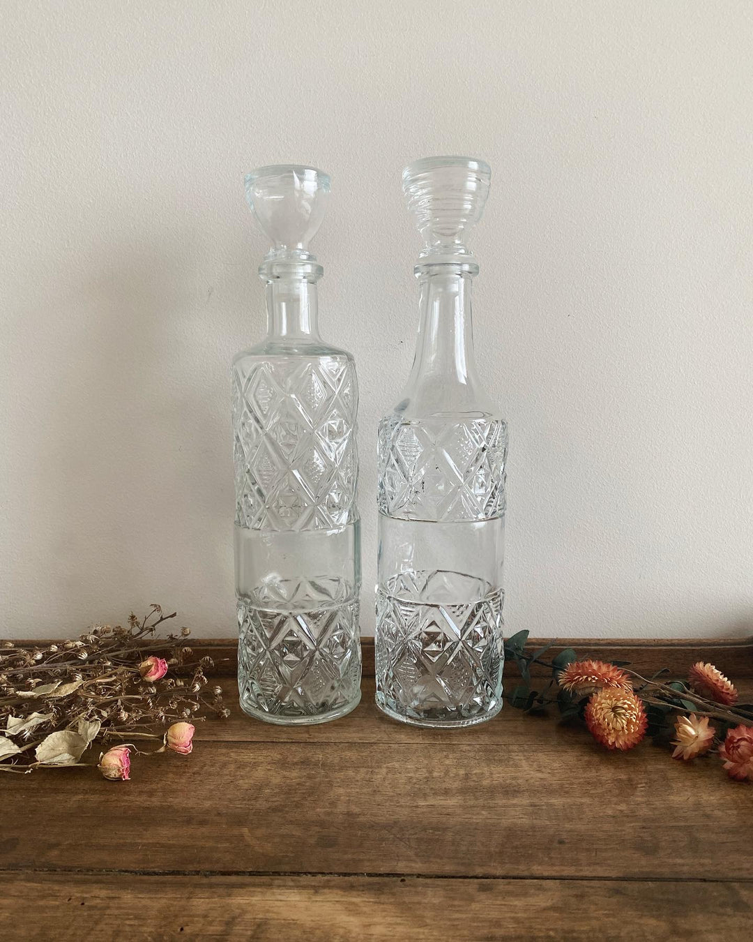 Bouteilles à liqueur vintage en verre travaillé