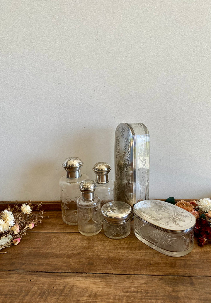 Éléments de toilette ciselé et bouchon métal argenté