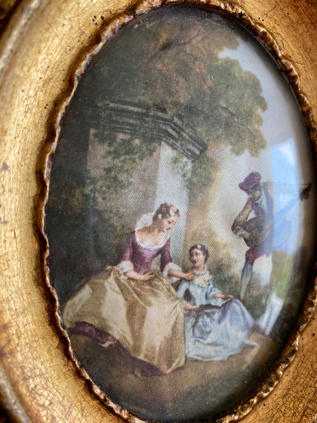 Scènes sur soie dans cadres en bois dorés ovales