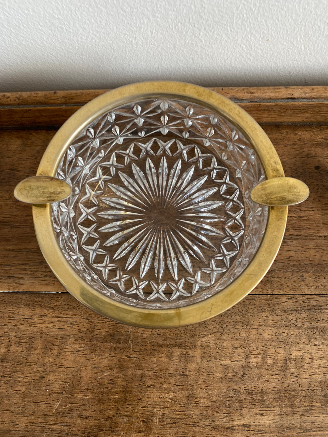 Cendrier en verre coupé et armature dorée